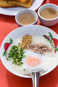 有鸡蛋的冷冻冰粥是亚洲早餐面团桌子文化街道勺子烹饪木头食物蔬菜市场背景图片