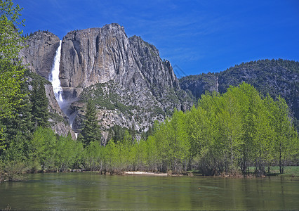 瓦瑟瀑布令人印象深刻的Yosemite瀑布和Merced河背景