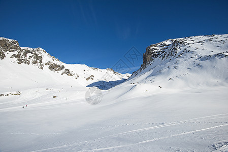 贝尔维尔白雪覆盖阿尔卑斯山高清图片