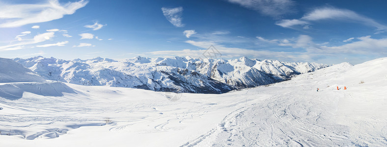 高山山脉下雪覆盖山谷的风景全景蓝色山脉旅行环境山腰远景山峰顶峰高山天空背景图片