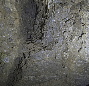 碳酸钙地下洞穴内有石化物石灰石冒险山谷勘探结晶地质学岩石矿物质疤痕白色背景