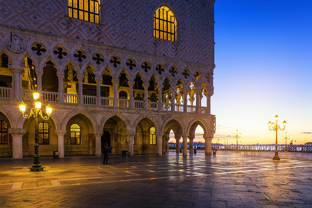威尼托意大利威尼斯圣马可广场日出时的景象船夫旅行阳光城市景观运河教会广场日落吸引力背景