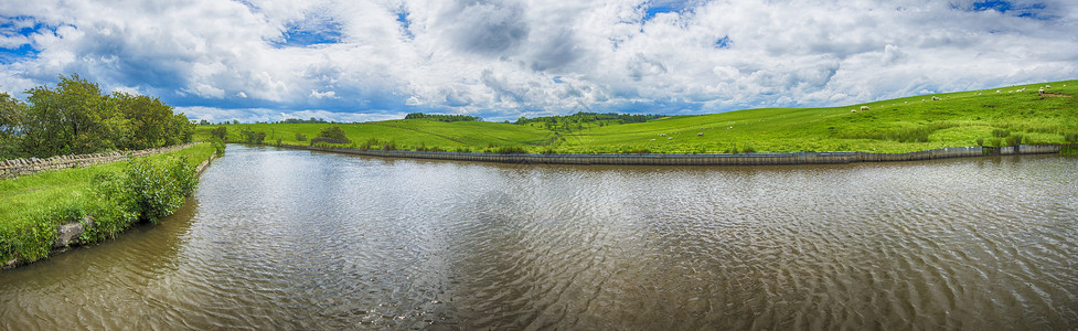 英国运河在农村环境中的视角反射场地多云角落水路弯曲英语绿色草地风景背景图片
