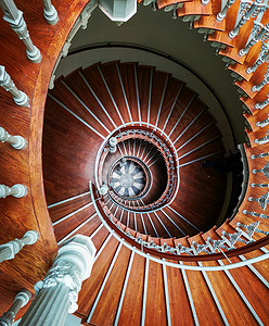 上下楼梯上下向下看旧螺旋楼梯 房内有装饰品圆圈脚步历史几何学历史性木材抛光螺旋形曲线建筑背景