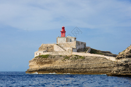 马多内塔 博尼法西奥蓝色海岸古董海浪天空历史性红色灯塔背景图片