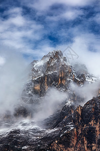 上方靠近科蒂纳地块全景石头登山顶峰干部岩石晴天旅行观光背景图片