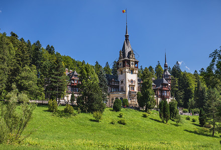 圣瓦连京罗马尼亚佩莱斯城堡 美丽的著名的皇室城堡和圣名观光奢华纪念碑风格博物馆旅游森林历史性据点地标背景