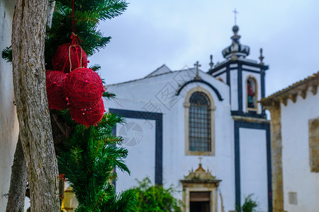 奥比多斯圣圣诞节装饰品和在Obidos的圣佩德罗教堂文化房子建筑地标景观教会村庄建筑学蓝色纪念碑背景