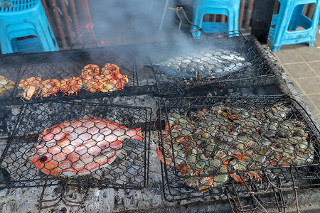 巴厘岛金巴兰在金巴兰热带巴厘岛的鱼市上 在优质的 warung 中供应为烧烤准备的食物 新鲜 健康 美味的海鲜 鱼 虾 小龙虾 章鱼 鱿鱼背景
