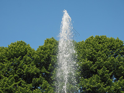 喷泉喷水天空树木植物快门速度喷射蓝色冻结地标纪念碑背景图片