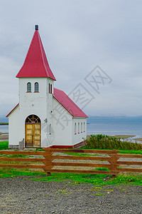 西峡湾地区偏僻的乡村和一座孤寡教堂海岸荒野旅行峡湾旅游海滩岩石农村天空支撑背景图片