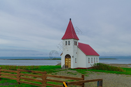 西峡湾地区偏僻的乡村和一座孤寡教堂旅行半岛海洋峡湾海岸线支撑海岸旅游海滩岩石背景图片