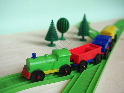 玩具火车和铁路比例塑料植被焦点轨道植物交通选择性运输树木背景图片
