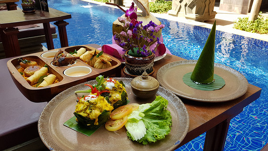 著名的柬埔寨传统高棉美味 阿莫克鱼 蔬菜和大豆酱高清图片