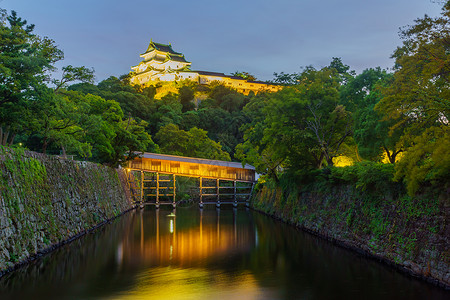 兰卡特城堡塔和山城堡和小桥大桥覆盖历史文化堡垒景观街道公园大石旅游地标遗产背景