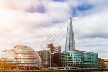 金丝雀码头塔英国泰晤士河上空的伦敦市天桥办公室全球蓝色建筑玻璃建筑学码头工作首都金融背景