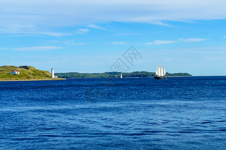 乔治岛灯塔和哈利法克斯的一艘帆船背景