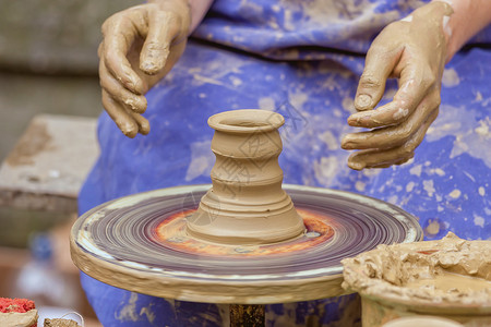 陶器制作师准备锅子很有意思的行业啊车轮水壶陶器工匠平底锅手指花瓶杯子制品工艺背景