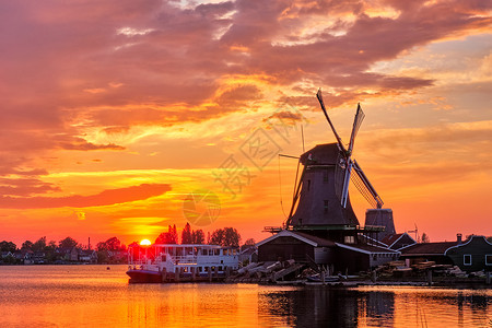 日落时 荷兰的风车历史性反射风景研磨农村观光旅行旅游农场胜地背景图片