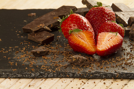 将草莓划在一块板板板上 并用切碎的chocola桌子宏观糖果可可小吃早餐盘子甜点糕点奶油背景图片