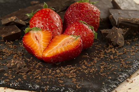 将草莓划在一块板板板上 并用切碎的chocola水果小吃糕点食物宏观美食诱惑糖果味道蛋糕背景图片