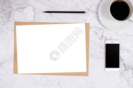 白色大理石背景的棕色纸封上写着带手机铅笔和黑咖啡的A4号白纸 最简陋的平面背景图片