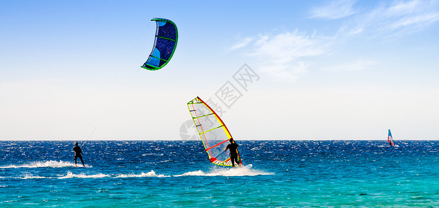 扎风筝在埃及的红海中搭乘风雪和风化风推船车手运动旅行男人情调异国冲浪角色晴天假期背景