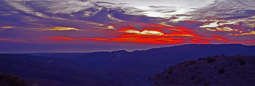 Paphos 日落在海面上 塞浦路斯帕福斯水平丘陵黄色橙子热色红色全景背景图片