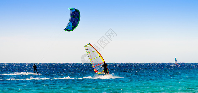 乘风去旅行在埃及红海乘风雪和风帆船 达哈布S男人运动风帆旅游速度情调假期冲浪极限风筝背景