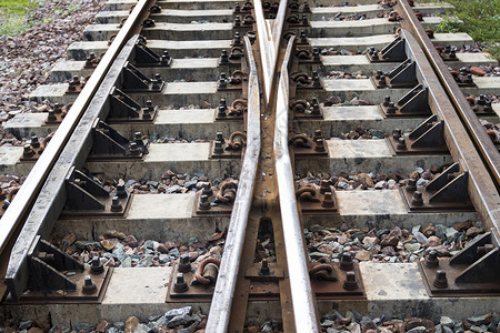 铁生锈的铁路轨道火车的铁路假期机车碎石乡村运输旅游穿越车站石头金属背景图片
