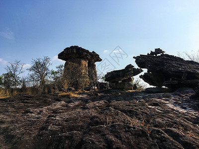 是一个形状像蘑菇的砂岩柱建筑学土壤历史性公园旅游天空旅行砂岩背景地标背景图片