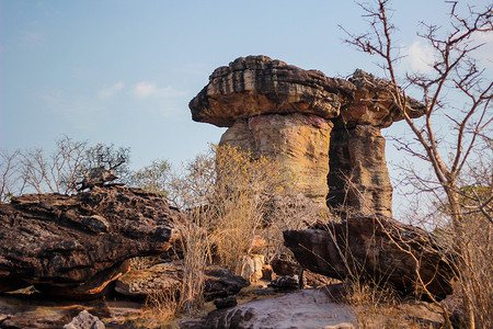 是一个形状像蘑菇的砂岩柱蓝色砂岩历史性地面旅行土壤国家公园脆皮地质学背景图片