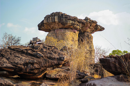 是一个形状像蘑菇的砂岩柱地面砂岩旅行天空建筑学石头历史性地标地质学土壤背景图片