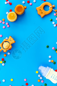 带玩具和糖果的小孩书桌 从上太空传来文字甜点孩子们食物创造力孩子配件背景图片