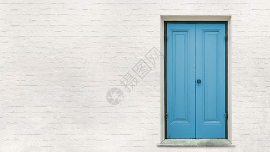 前蓝色木门与白色块墙背景图片