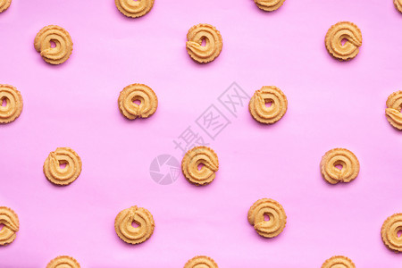 圆形饼干粉红色背景上孤立的圆形丹麦黄油曲奇 背景的饼干图案 创意粉彩和粉彩极简主义概念咖啡食物收藏面包蛋糕茶会包子黄油小吃饮食背景