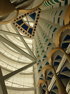 迪拜 内景 标志性的帆船酒店是世界上最独特的七星级酒店 世界第三高的豪华餐厅星星奢华地标财富大堂建筑学蓝色白色背景图片
