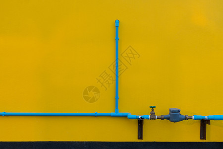 极简主义风格蓝色带阀门的水管在墙上背景图片