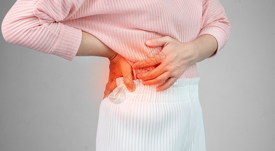 在家里辛勤工作后背部疼痛的妇女 保健概念 第11条肾脏病人女性出汗痛苦保姆商业脊柱腰部疾病背景