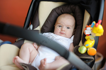 婴儿汽车座椅小宝宝在小车里玩座椅婴儿女儿腰带座位玩具安全幸福女孩孩子背景