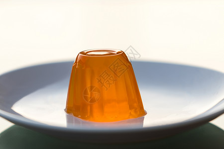 白板上的橙色凝胶橙子饮食减肥糖果水果诱惑明胶营养甜点反射背景图片