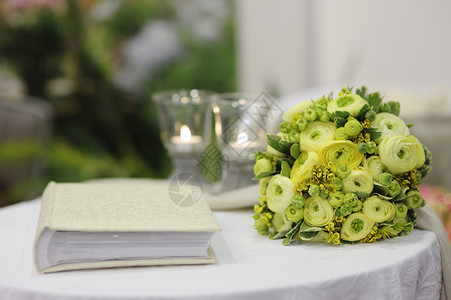 美丽的花朵和桌子上的相册庆典装饰接待留言簿织物褐色婚礼绿色专辑装饰品背景图片