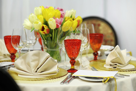 色彩多彩的喜宴桌桌布餐厅红色黄色盘子桌子服务接待奢华庆典背景图片