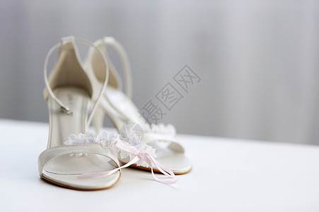 优雅的新娘鞋和吊带婚礼粉色白色女性袜带背景图片