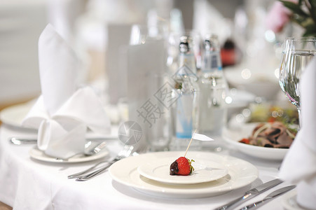 节庆桌上的空位牌名片巧克力陶器菜单餐厅婚姻桌子用餐服务餐饮背景图片