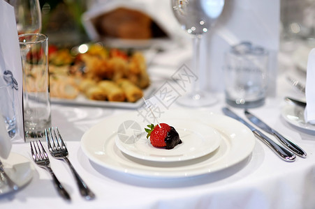 草莓蛋糕店名片节庆桌上的空位牌巧克力婚姻卡片刀具盘子餐巾奢华旗帜桌子用餐背景