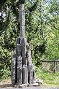 玄武岩柱古老的玄武岩球和堆叠的柱子灰色植物石柱岩石火山岩绿色树木石头自然公园喷发背景