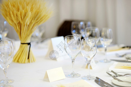为事件方设定的表格奢华餐厅银器婚姻婚礼盘子刀具午餐派对蜡烛背景图片