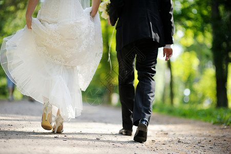 新娘和新郎离家出走城市大腿地面女士男人女性男性夫妻订婚已婚背景