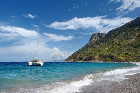 地中海海中美丽的游艇支撑航行天空假期海洋阳光海浪海景海岸线旅游图片